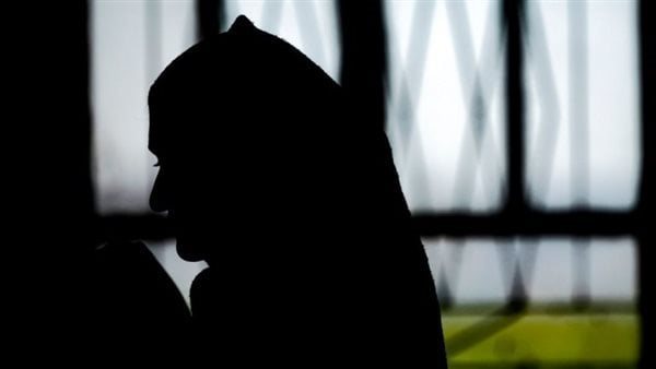 بيسرق هدوم الستات ويديهاني هدية..عفاف تطلب الخلع في محكمة الأسرة