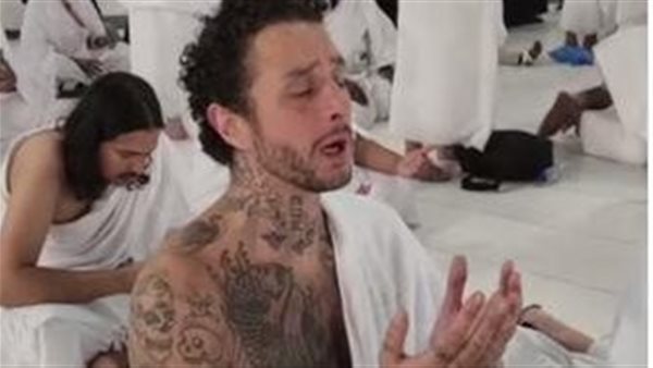 بعد صور أحمد الفيشاوي أمام الكعبة.. حكم أداء الحج والعمرة مع وجود وشم على الجسم