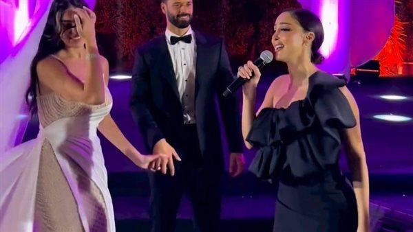  بالأسود الجرئ.. بسمة بوسيل تثير ضجة في زفاف ميرنا نور الدين | شاهد