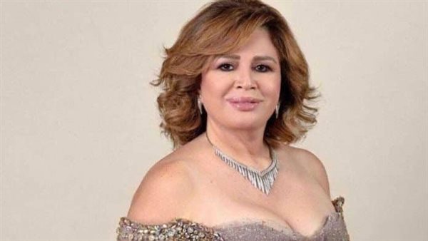 ملابس غريبة.. إلهام شاهين تثير ضجة بإطلالتها في تونس | شاهد