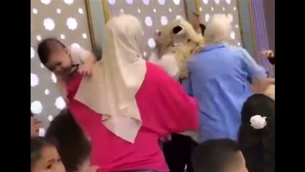 جابوا بعض من شعورهم.. سبب خناقة الحريم في فيديو الفرح المنتشر على فيسبوك | شاهد