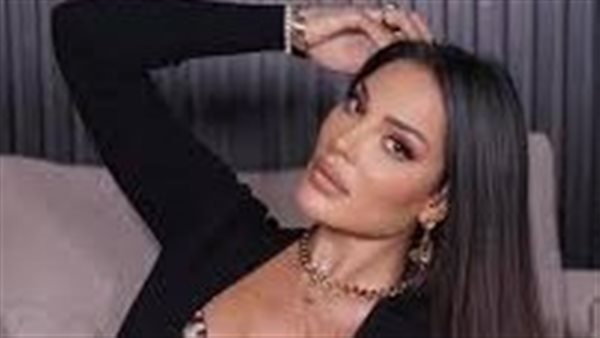 بفستان غريب.. نادين نجيم تثير الجدل بإطلالة لافتة | شاهد