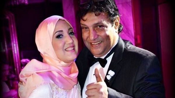 كان راجع من عزاء أمه.. تفاصيل صادمة في دهس سيارة فارهة طبيبا وابنته بشيراتون