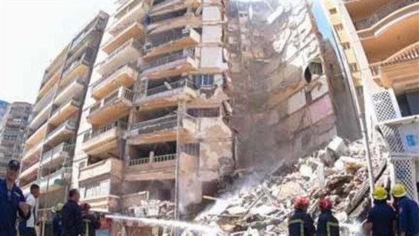 آخر تطورات الضحايا.. اللقطات الأولى لموقع عقار الإسكندرية المنهار | فيديو