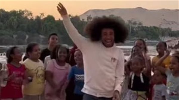 وقف يتفرج على رقصها.. فتاة مصرية تحرج التيك توكر الألماني نويل روبنسون | فيديو