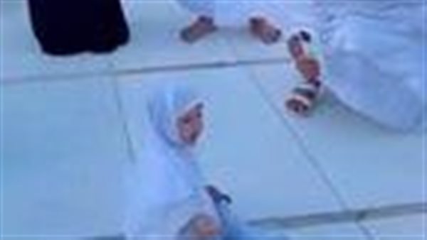 فيديو أثار إعجاب الملايين.. طفلة من ذوي الهمم تخطف الأنظار أثناء أداء مناسك الحج | شاهد