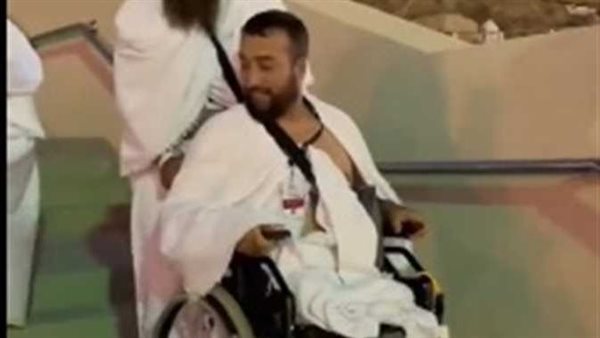 مشهد مؤثر.. حاج معاق يساعد معاقًا آخر في الصعود لعرفات | فيديو