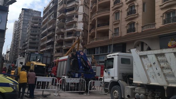 توجيه 3 تهم.. قرار جديد من النيابة بشأن مالك عقار الإسكندرية ومقاول الطابق المخالف