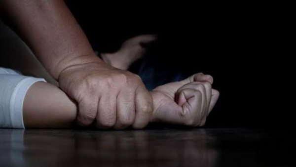 فرصة لرعاية زوجته وابنته..حيثيات إيقاف حبس عامل بتهمة هتك عرض حبيبته