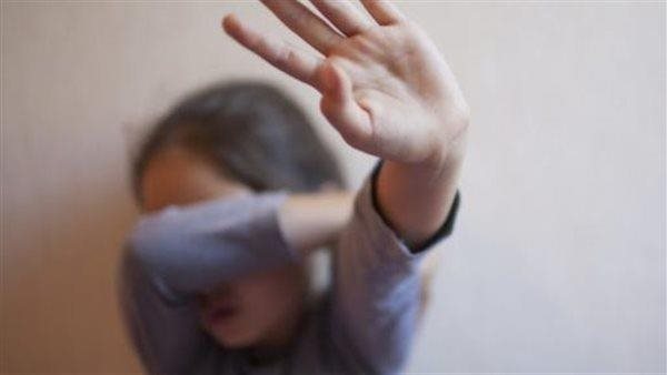 أم تعذب طفلتها بملعقة ساخنة وتحلق شعرها.. ماذا حدث في كوافير أرض اللواء؟