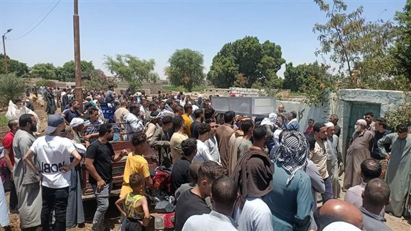 لم يكن شخصًا عاديًا.. حكاية عامل البناء الذي شيعته قرية بأكملها في المنيا | شاهد