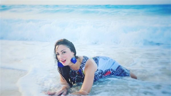 فستان ملفت.. نيرمين الفقي تثير الجدل بهذه الإطلالة | شاهد