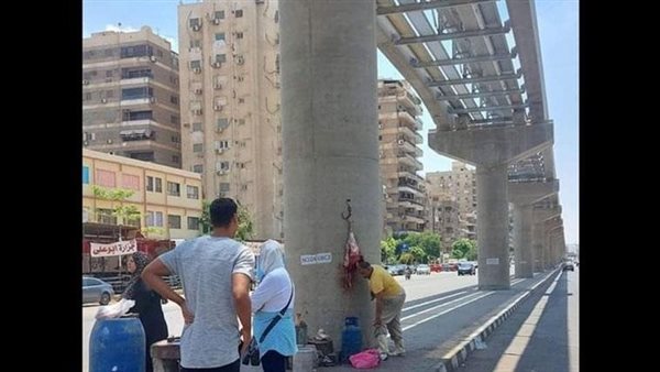 إجراء عاجل..أول تعليق من محافظة القاهرة بشأن بيع اللحمة على أعمدة المونوريل | شاهد