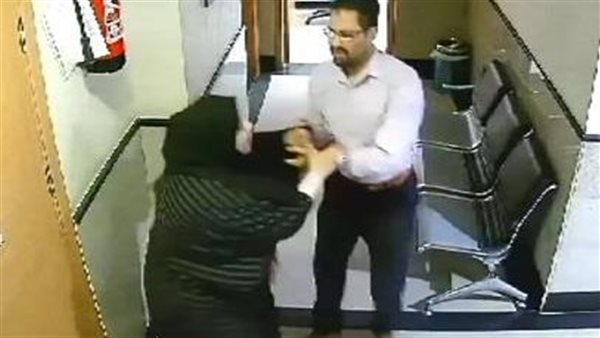 فين الدكتور اللي كان هيموت أمي؟.. سيدة تحاول اقتحام غرفة علميات بطفاية حريق