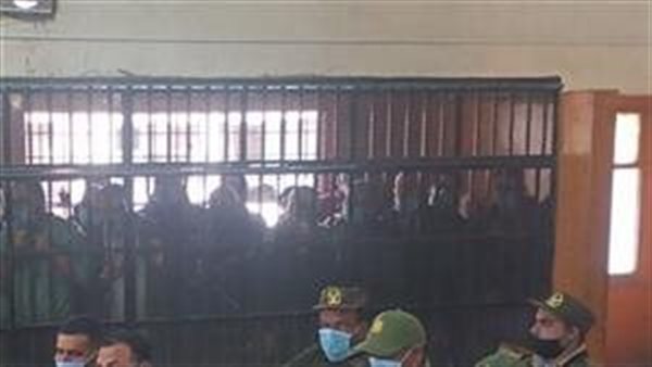 أرجوك سيب لي واحد فيهم.. انهيار والدة قاتل شقيقه التوأم بكفر الشيخ بالبكاء أمام القاضي