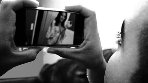 أرسلت فيديوهات عارية بغرفة النوم.. تفاصيل مثيرة جديدة في استدراج شاب مصري لثرية خليجيه 