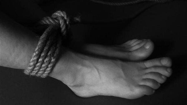 ضربها بالحزام وخنقها بالخرطوم.. كيف عذب جزار البساتين ابنة زوجته حتى الموت؟