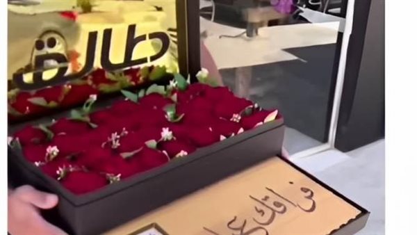 طلاق رومانسي... شاب يحتفل بالورود والهدايا والأموال بعد انفصاله | شاهد