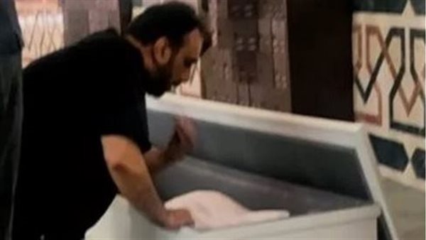 نظرة الوداع.. انهيار حسام حسني في جنازة صديقه علاء عبد الخالق