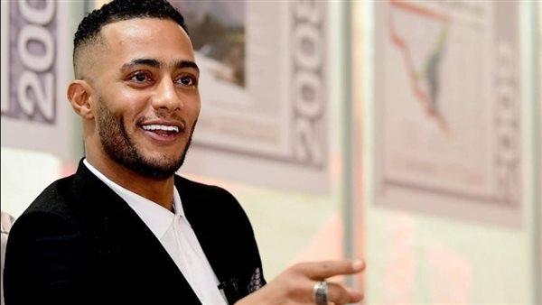 بالروب الستان وفتيات..ملابس موديل كليب محمد رمضان تثير غضب السوشيال ميديا | شاهد 