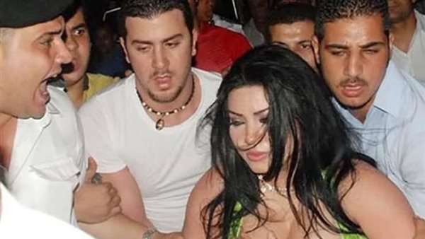 الشباب حاصروها.. حكاية التحرش بـ مروى اللبنانية بحفل الإسكندرية