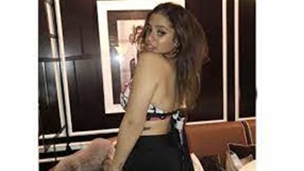  شاهد.. ابنة عمرو دياب تثير الجدل بإطلالة جريئة