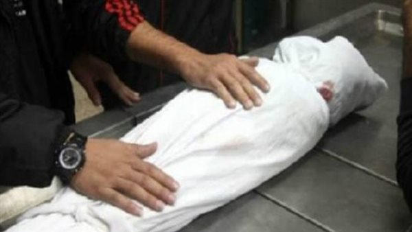 استخدمت الهاتف دون علمه.. تفاصيل صادمة في مقتل فتاة صغيرة على يد والدها بـ 25 طعنة