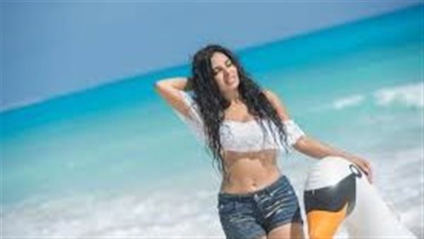 مخبياها من الناس.. ابنة نسرين أمين تشعل السوشيال ميديا بصورها في الساحل | شاهد