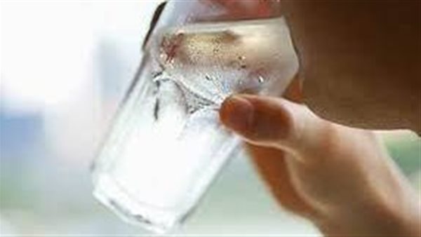 طبيب يحذر من عادة خطيرة بشأن المشروبات خلال الطقس الحار