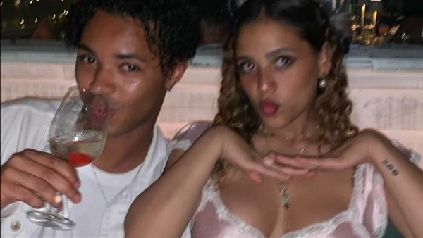 في أحضانه.. ظهور صادم لابنة عمرو دياب برفقة صديقها | شاهد