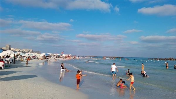 مخدرات وملابس مخلة بالآداب.. مصايف الإسكندرية تعلن مخالفات رواد الشواطئ 