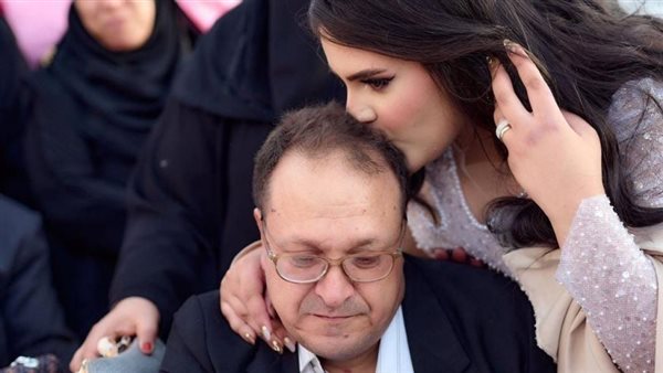  موكلتي وأول رزقي.. أب يخطف الأنظار لبكائه الهستيري أثناء عقد قران ابنته | فيديو