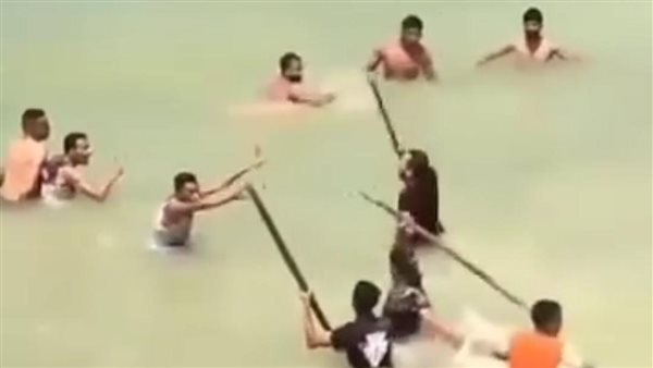 معركة بالشوم داخل البحر.. ماذا حدث على شاطئ الإسكندرية؟ | فيديو 