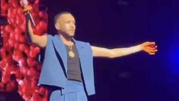 هكذا علق الجمهور... ويجز يثير الجدل بسبب ملابسه ووضع الحنة على يديه | شاهد