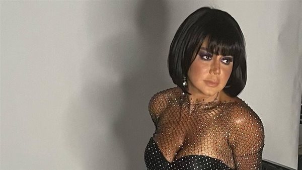 شبيكة وباروكة.. رانيا يوسف تثير الجدل بإطلالة جريئة | شاهد