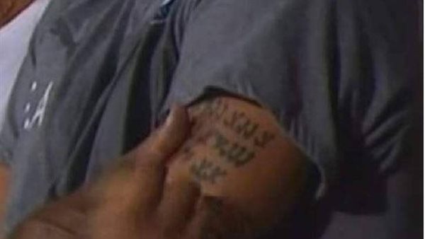 وشم يحتوي على حروف غريبة.. تفسير لقطة مدرب بيراميدز المثيرة للجدل | شاهد