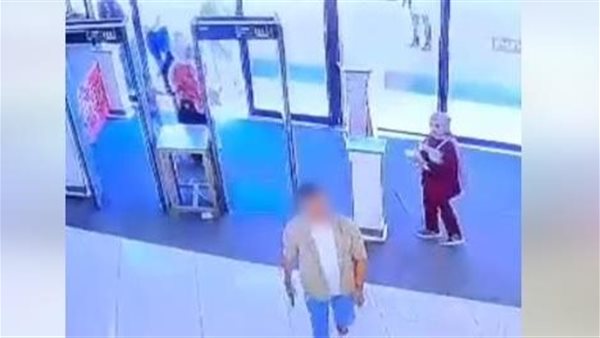 ضربها بالنار جوه المول.. شاب ينتقم من حبيبته السابقة بوحشية | فيديو