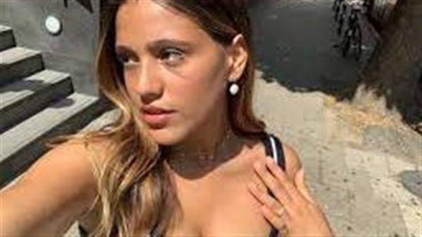 فستان مكشوف.. إطلالة جديدة لـ جنا عمرو دياب من اسبانيا | شاهد