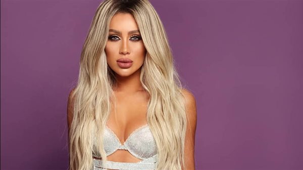 جريء وعارٍ.. مايا دياب بفستان سهرة مثير للجدل | شاهد 