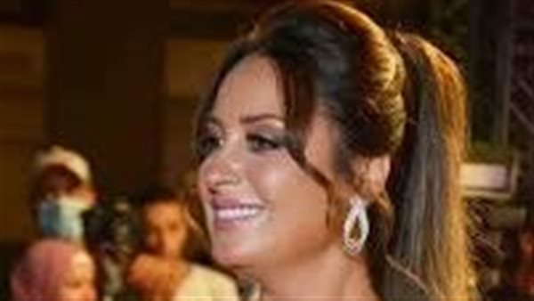 يبرز جمال قوامها.. نيرمين الفقي تشعل السوشيال ميديا بفستان بسعر خرافي | شاهد