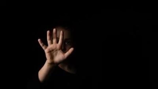 شطة بالأماكن الحساسة ومقاطع مخلة.. القصة الكاملة لأم صورت صغارها بمساعدة الجيران في الجيزة 