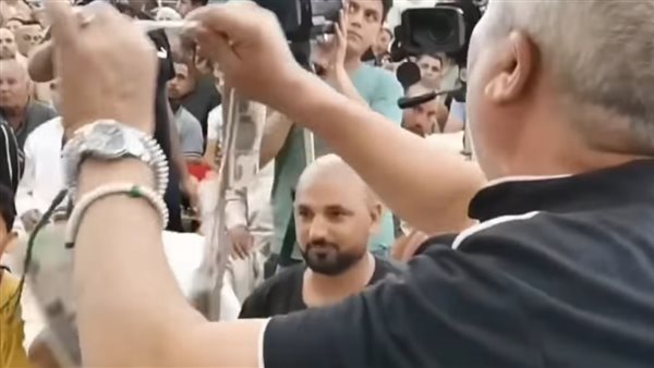 لا يليق بالقرآن.. تفاصيل واقعة إلقاء النُقطة على قارئ شهير | شاهد 