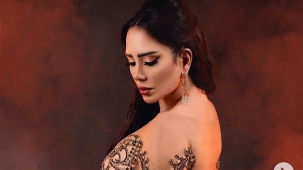 نجت بأعجوبة.. راقصة شهيرة تتعرض لحادث سيارة مروع