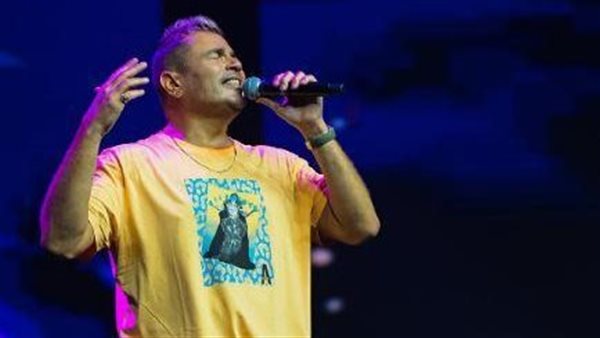 صورة أثارت الجدل.. حقيقة ظهور عمرو دياب بكرش ووزن زائد | شاهد