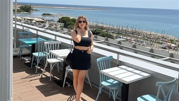 فستان قصير.. زوجة لاعب الزمالك السابق تثير الجدل بإطلالة جريئة