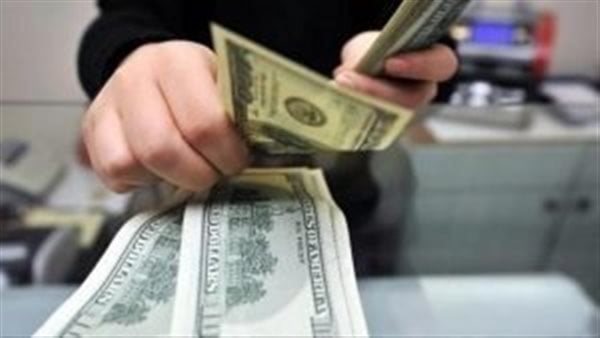 ماذا فعلت الحكومة لجذب أموالهم.. هدية جديدة بمليار دولار للمصريين بالخارج