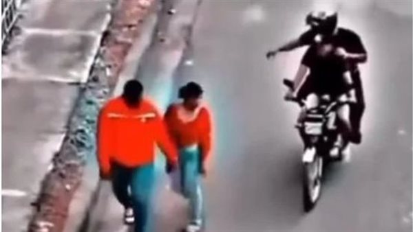 صعبت عليه.. موقف غريب من حرامي تجاه فتاة هرب شاب كان برفقتها | شاهد