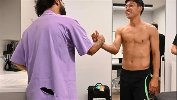 أثار الجدل.. لن تتخيل سعر تي شيرت محمد صلاح الممزق | شاهد