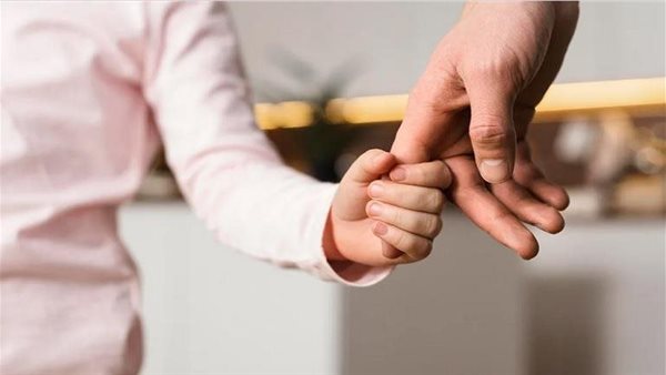 تفاصيل مأساوية.. طفلة تعيش مع جثة أمها 5 أيام في الغردقة فما القصة؟