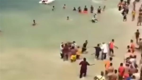 خناقة بالشوم داخل البحر.. تطور جديد في معركة شاطئ فريسكا بالإسكندرية 